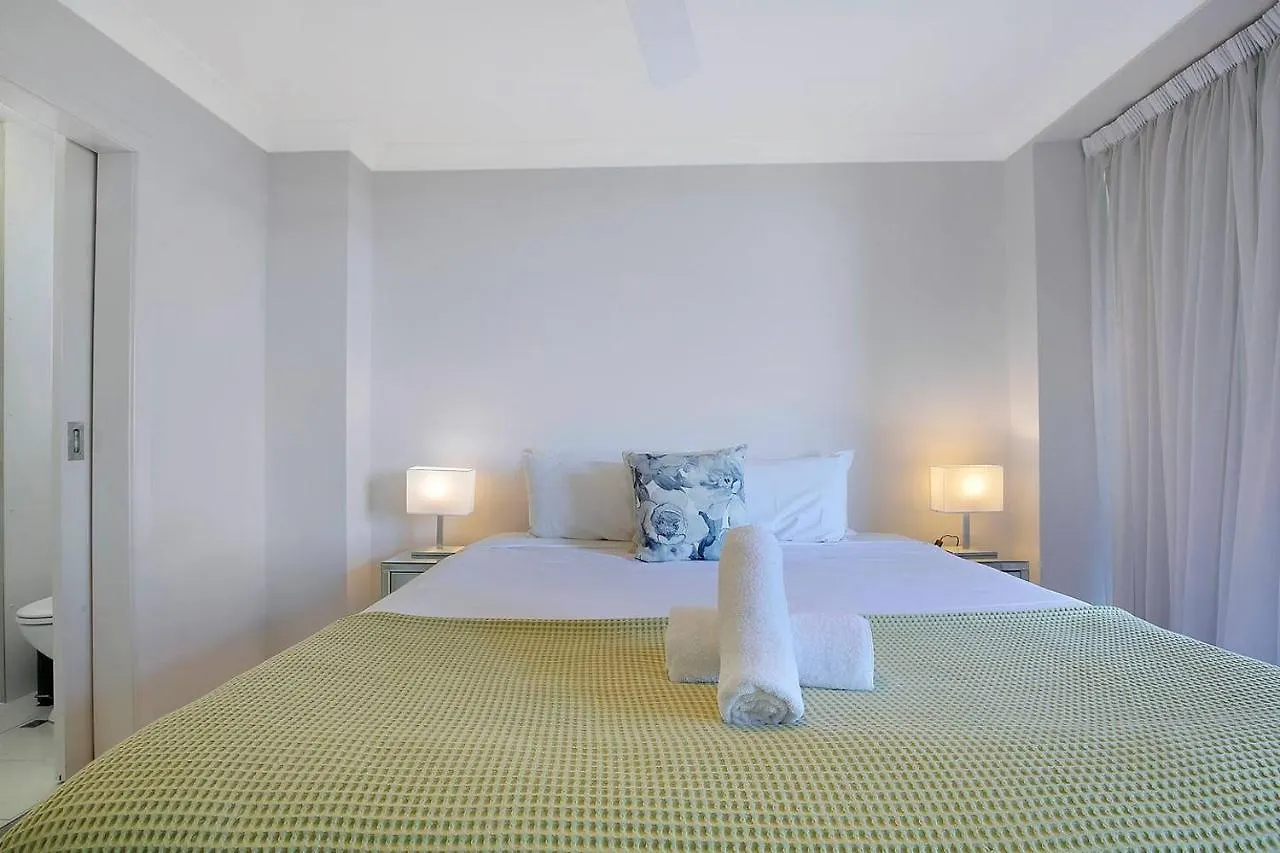 'Riverside Terrace' Inner-City Retro-Chic With Pool Brisbane