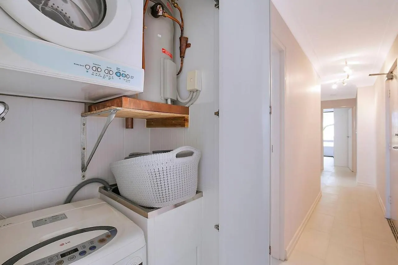 'Riverside Terrace' Inner-City Retro-Chic With Pool Brisbane Apartment
